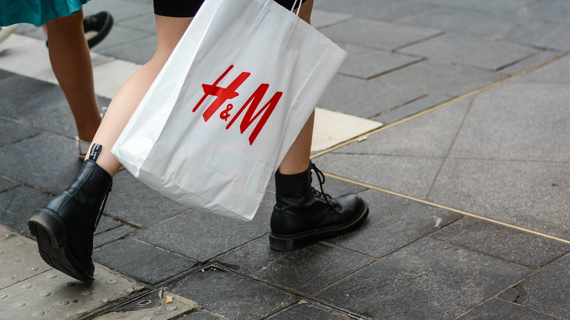 Неожиданно высокой прибыли шведского fashion-ретейлера H&M за прошлый квартал способствовал спрос на сезонные коллекции / Фото: Shutterstock