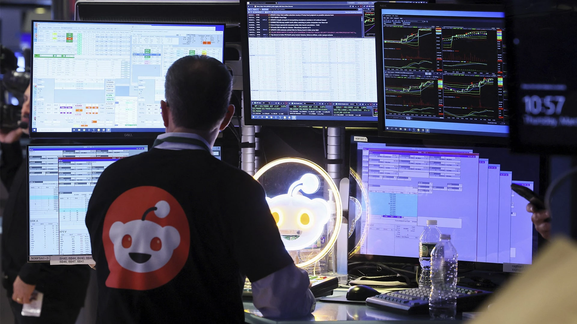 Давление на котировки Reddit оказали включение в список для шортистов и продажа акций инсайдерами / Фото: Reuters/Brendan McDermid