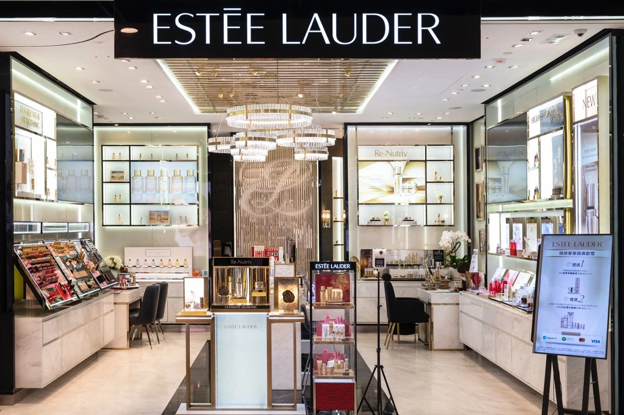 Estee Lauder сможет решить свои проблемы в сегменте travel retail и вернуться к стандартным уровням прибыльности, считают в Citi / Фото: Reuters