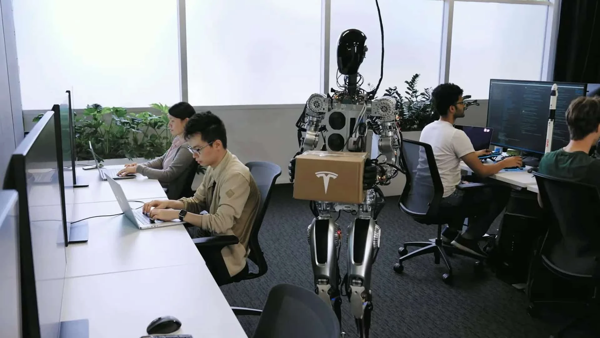 Гуманоидный робот Optimus Tesla (Tesla Bot) начнет генерировать прибыль не раньше 2023 года, а платить разработчикам нужно сейчас / Фото: X/Tesla Optimus