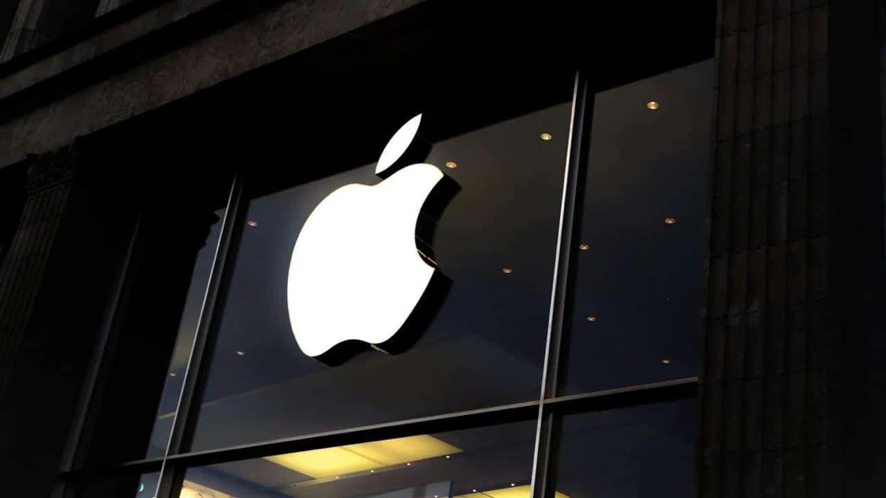 Apple надо выдержать два квартала со слабыми результатами и прогнозами, после чего компания вернется к росту, считает Wedbush / Фото: Unsplash/Laurenz Heymann