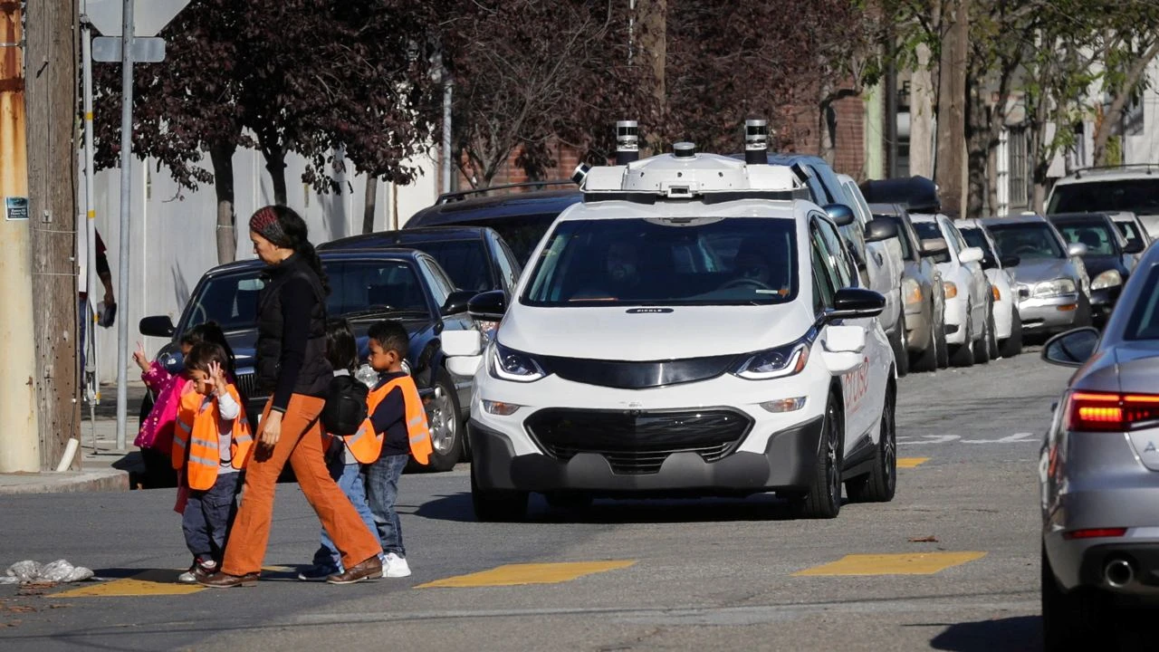 Cruise вернет свои автомобили на улицы Финикса, но на этот раз с водителями Фото: Reuters /Elijah Nouvelage