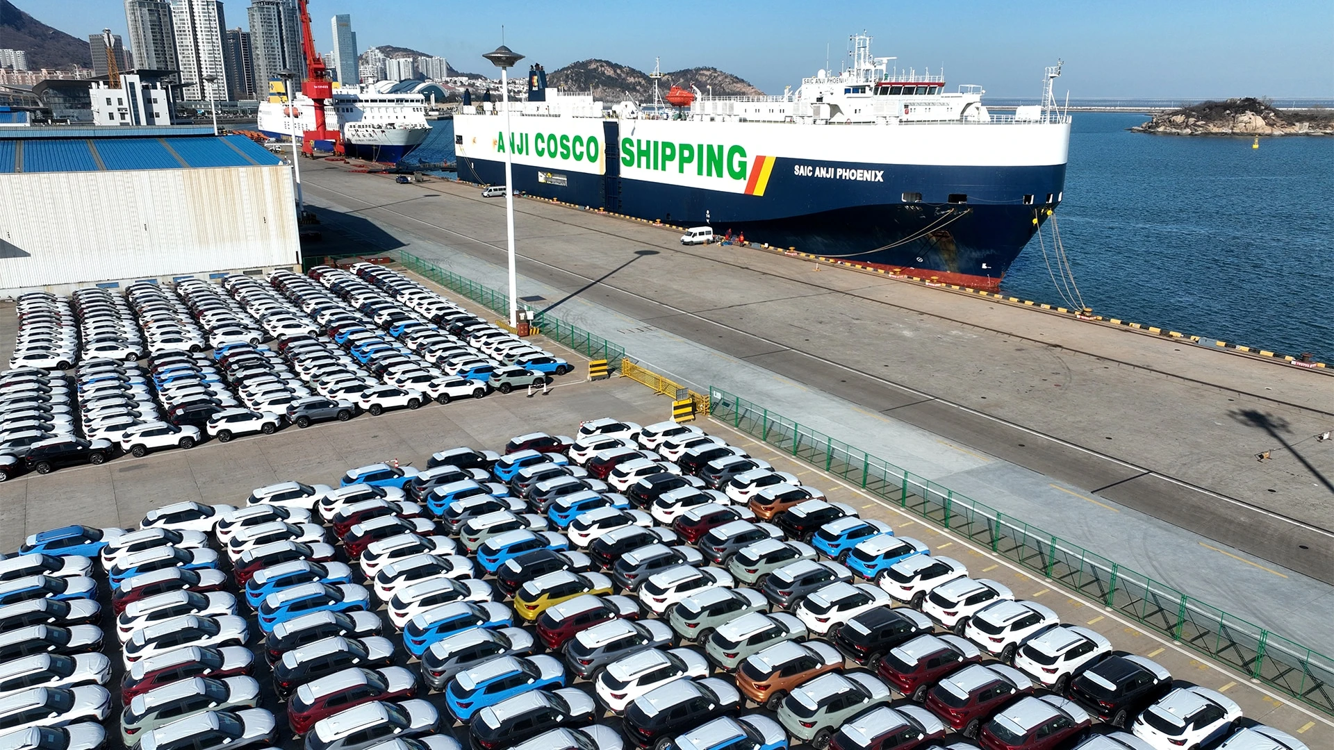 Погрузки автомобилей на экспорт в китайском порту Ляньюньган /  Costfoto/NurPhoto