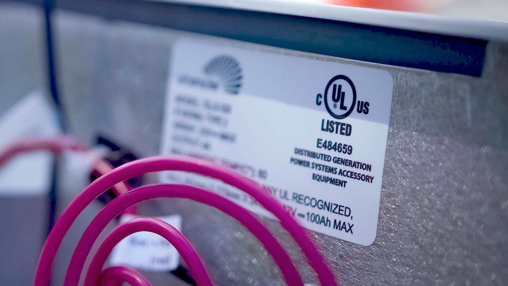 Сертификационный знак UL Solutions — буквы UL в кружочке — ежегодно ставится на 22 млрд товаров / Фото: urbansolarcorp.com