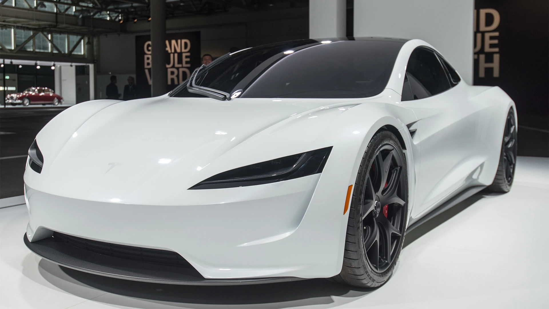 Модель будущего суперкара Tesla Roadster 2 на выставке Grand Basel / Фото: Shutterstock