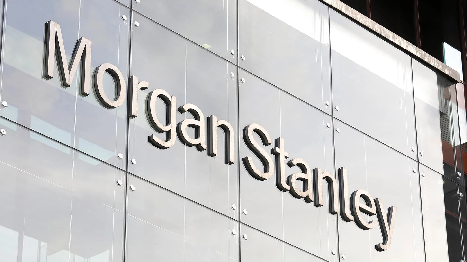 Акции Morgan Stanley упали на 5% за день на новостях о новых проверках в подразделении, которое генерирует около половины доходов банка / Shutterstock