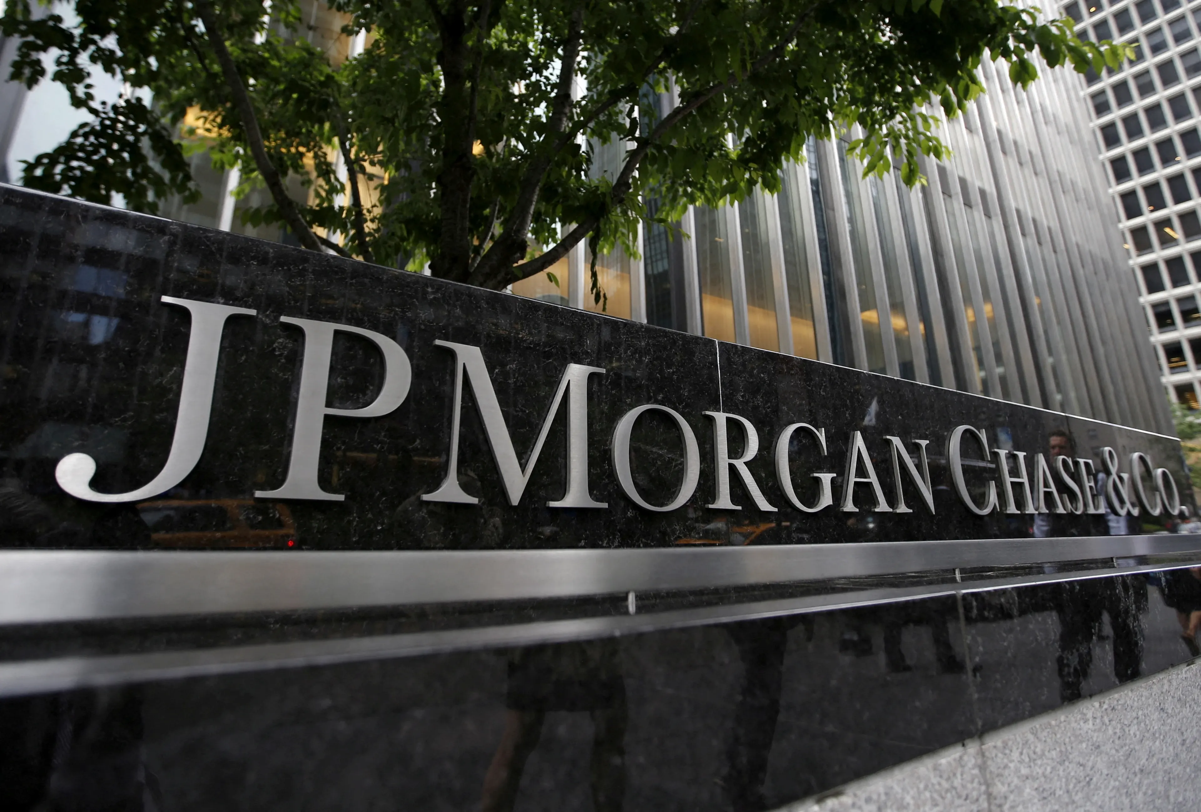 Скорректированные расходы JPMorgan в 2024 году могут составить около $91 млрд, что выше, чем прогнозировалось ранее / Фото: Reuters/Mike Segar