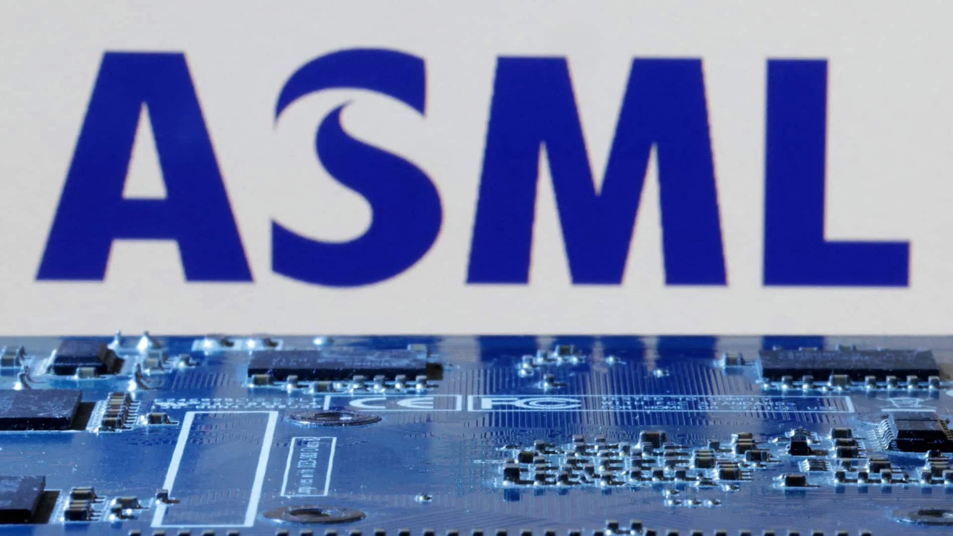 ASML в первом квартале столкнулась с многократным падением заказов на передовое оборудование /  Фото: Reuters/Dado Ruvic