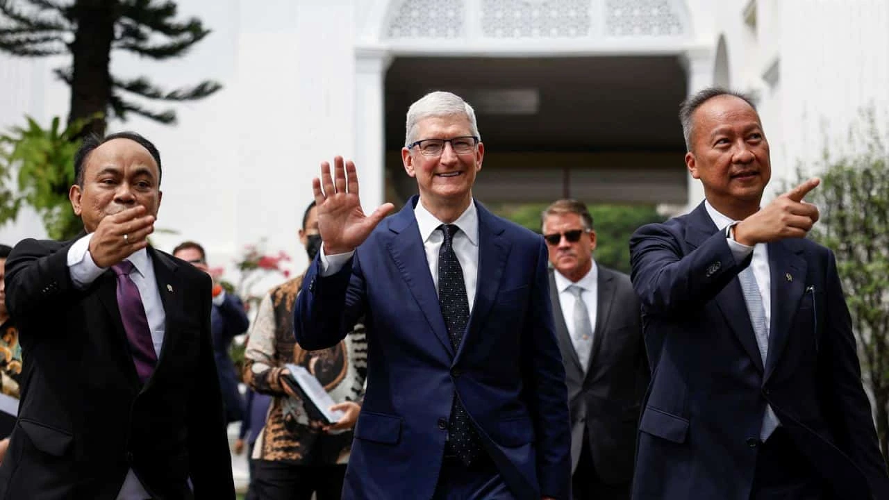 Тим Кук во время визита в Индонезию пообещал, что Apple подумает о производстве своих гаджетов в этой стране / Фото: Reuters/Willy Kurniawan