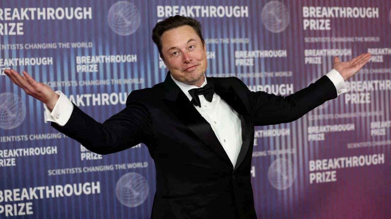 Компенсация Илону Маску акциями была одобрена в 2018 году в качестве зарплаты, но из-за решения суда Делавэра миллиардер ничего не получил / Фото: Reuters/Mario Anzuoni