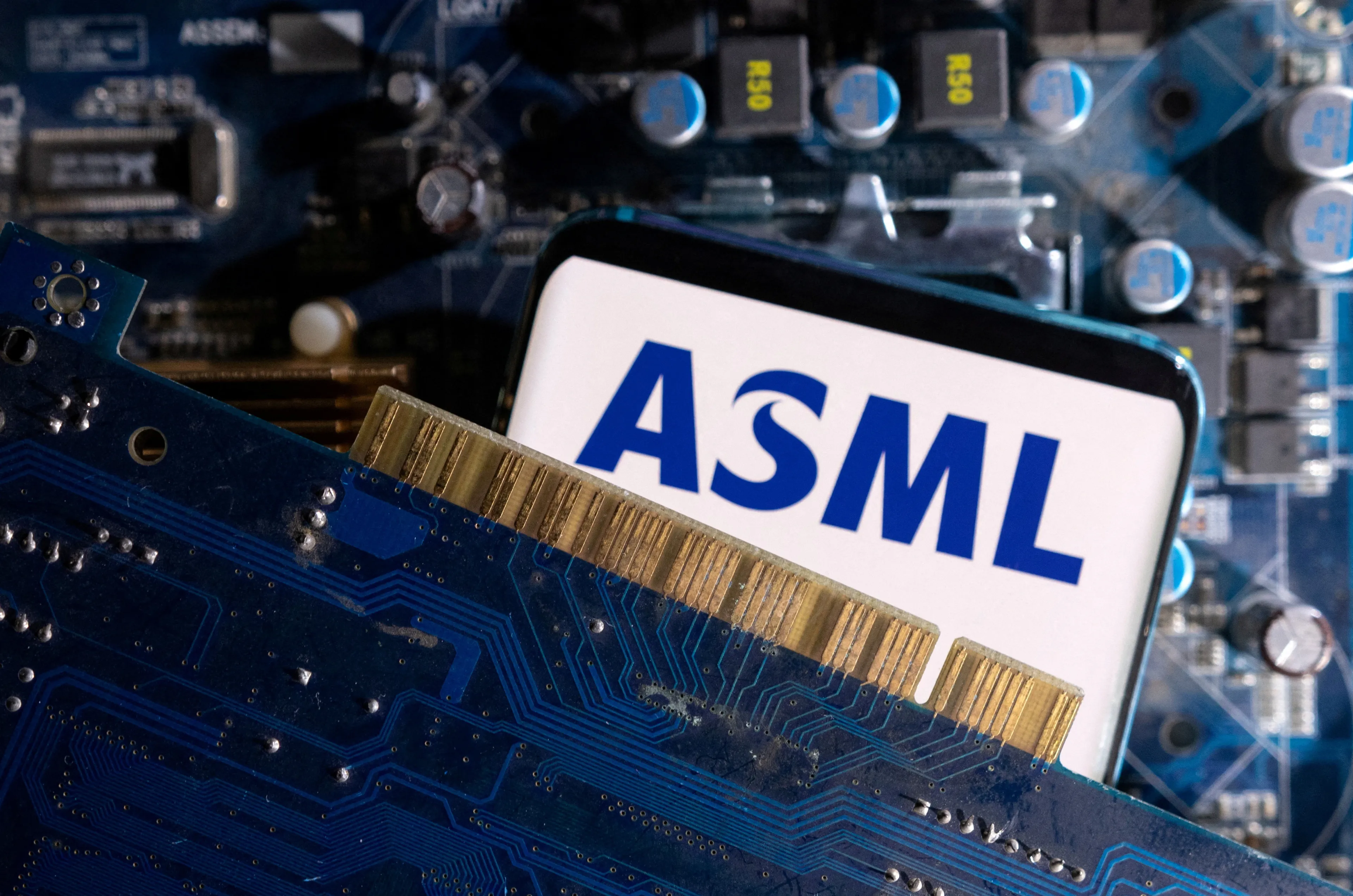 ASML получила меньше заказов на изготовление оборудования для печати чипов, что может говорить о замедлении производства в отрасли / Фото: Reuters/Dado Ruvic
