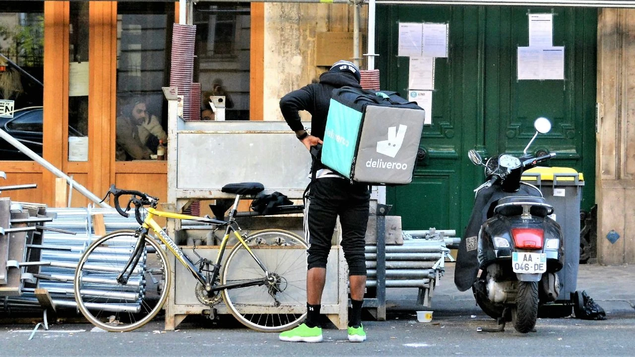 Deliveroo сообщила о возобновлении роста выручки, после чего акции компании подорожали / Фото: Unsplash/Carl Campbell