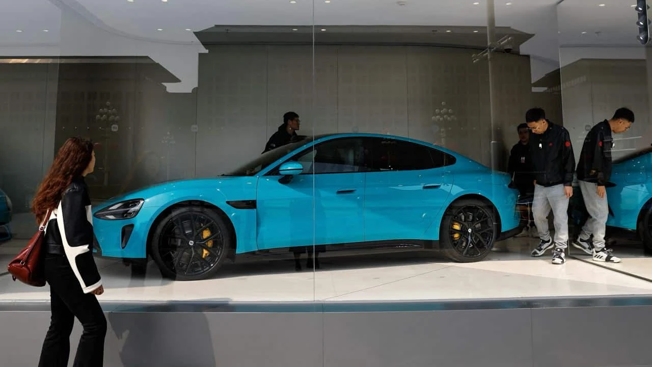 Ажиотаж вокруг первого электромобиля Xiaomi поспособствовал ралли акций компании / Фото: Reuters/Tingshu Wang