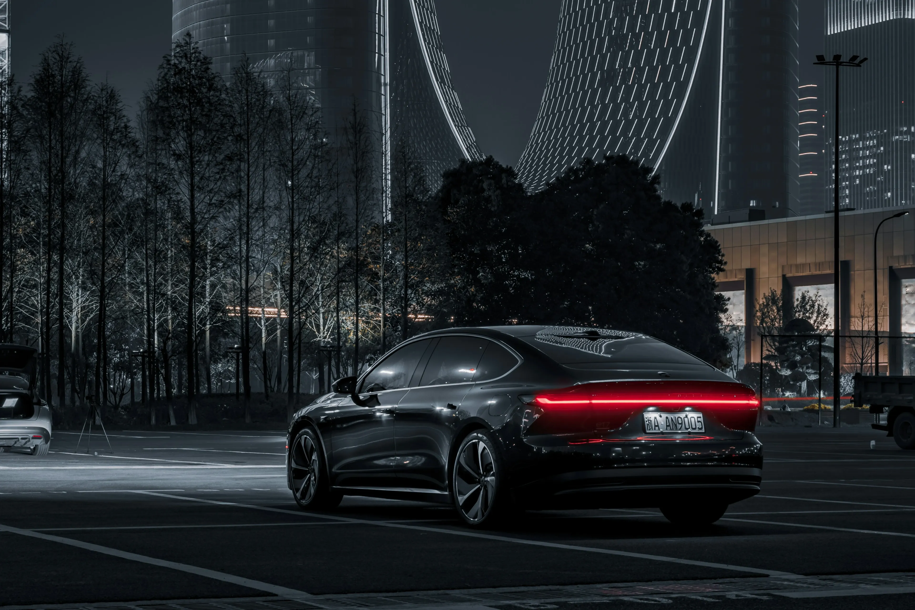 У Nio есть эксклюзивные преимущества: дистанционное управление со смартфона и быстрая замена аккумуляторов на автозаправочной станции / Фото: Unsplash/ChengQi Sun