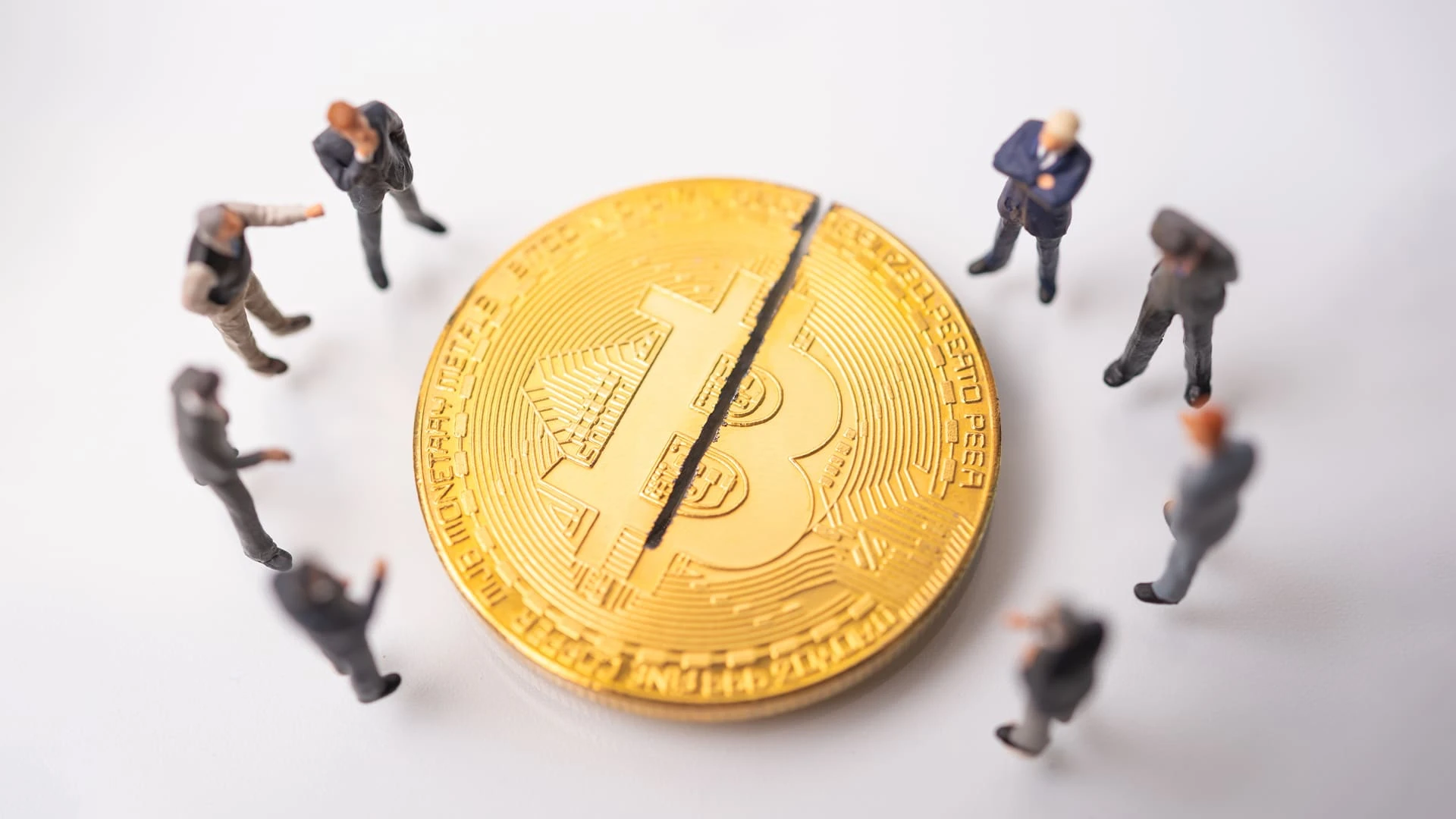 Рынок в ожидании очередного халвинга биткоина. Фото: Shutterstock