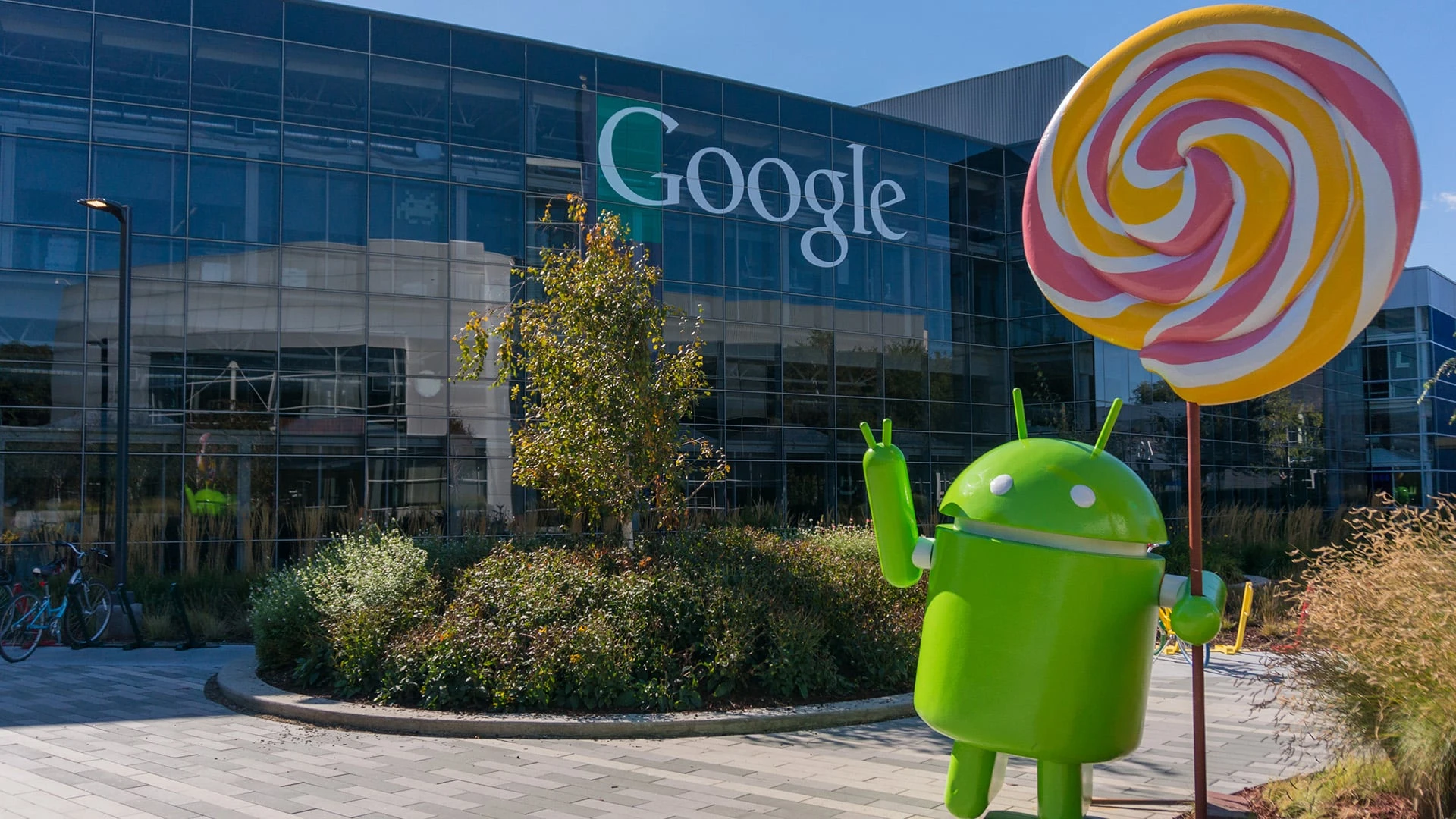 Alphabet готовится войти в «клуб компаний дороже $2 трлн» после роста акций на 45% за последний год / Фото: Shutterstock