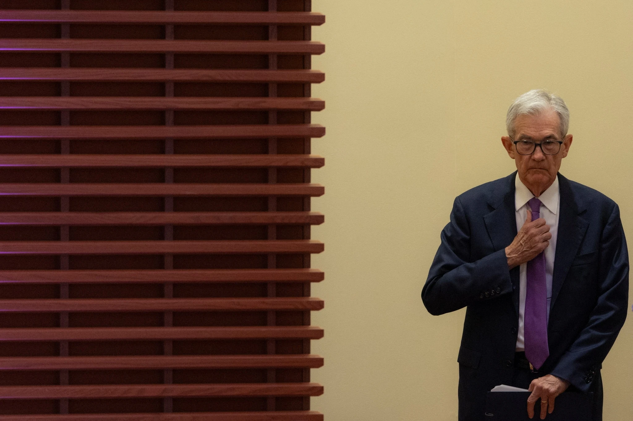 Инвесторы теперь закладывают в ожидания на 2024 год лишь одно снижение ставки / Фото Reuters / Carlos Barria