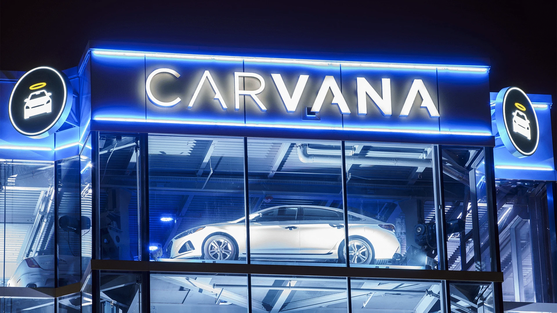 Автодилер Carvana известен многоэтажными автоматами по продаже подержанных автомобилей / Фото: Armando L. Sanchez/Chicago Tribune/TNS/ABACAPRESS.COM