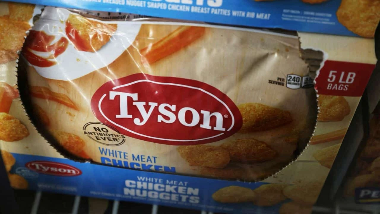 На потребителей в США продолжает давить инфляция, утверждает Tyson Foods / Фото: Reuters/Andrew Kelly