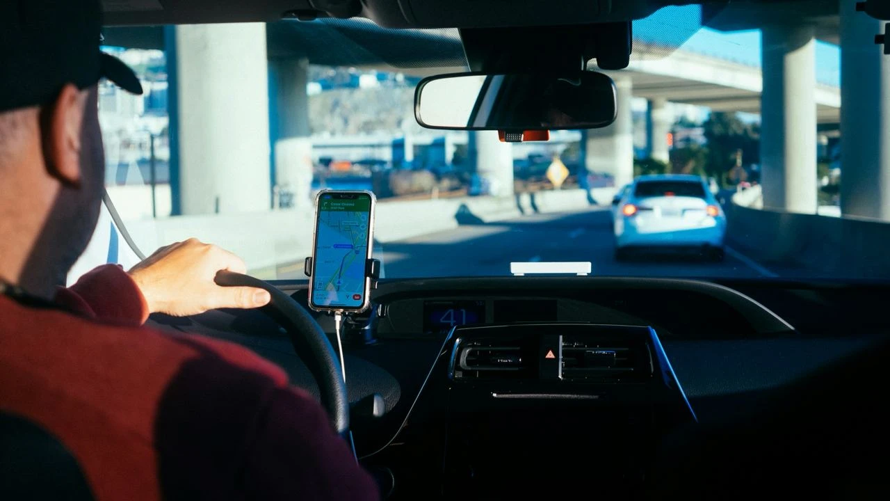 Uber объяснил убыток переоценкой стоимости части принадлежащих ему активов / Фото: Unsplash/Paul Hanaoka