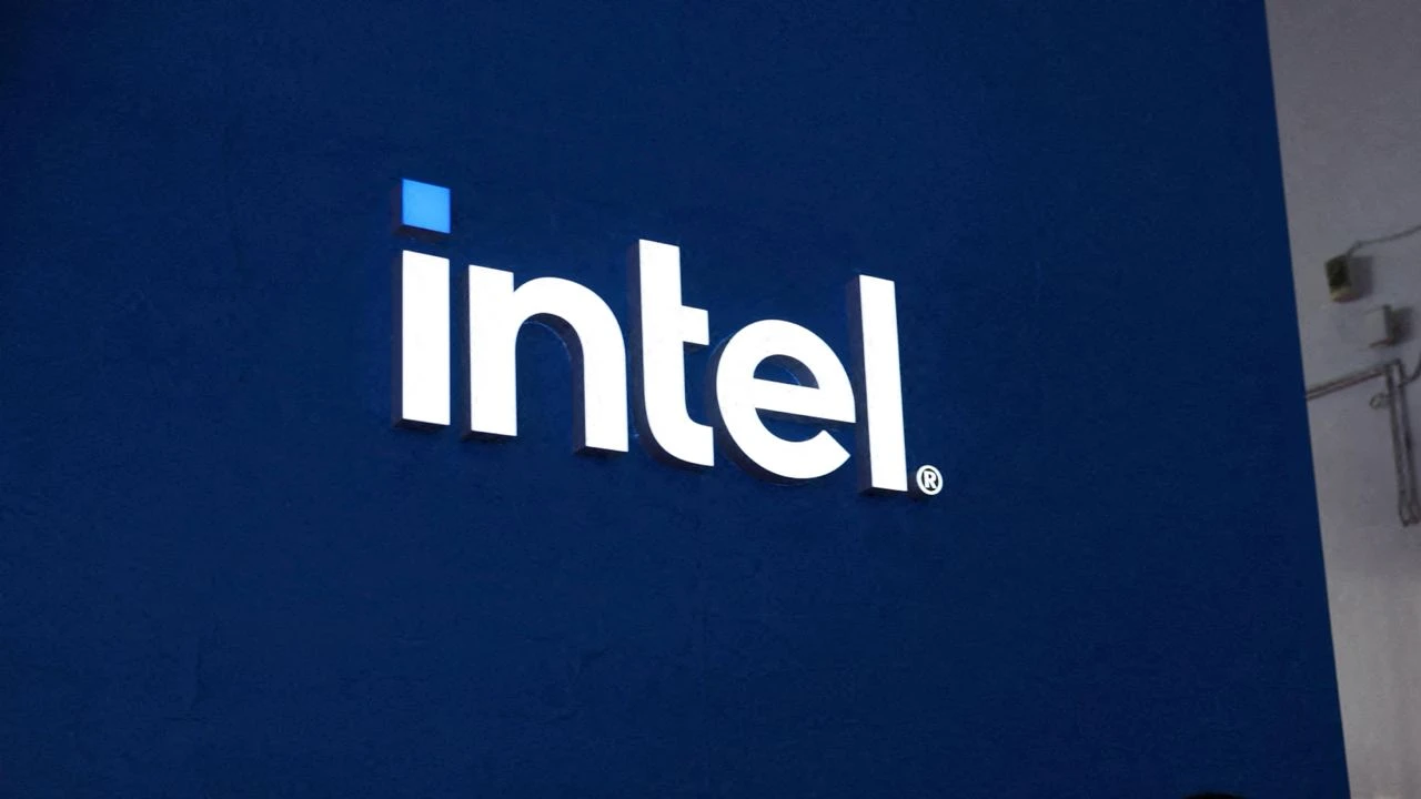 Intel снизил ожидания по выручке после отзыва лицензии на поставки в Китай / Фото: Reuters/Florence Lo