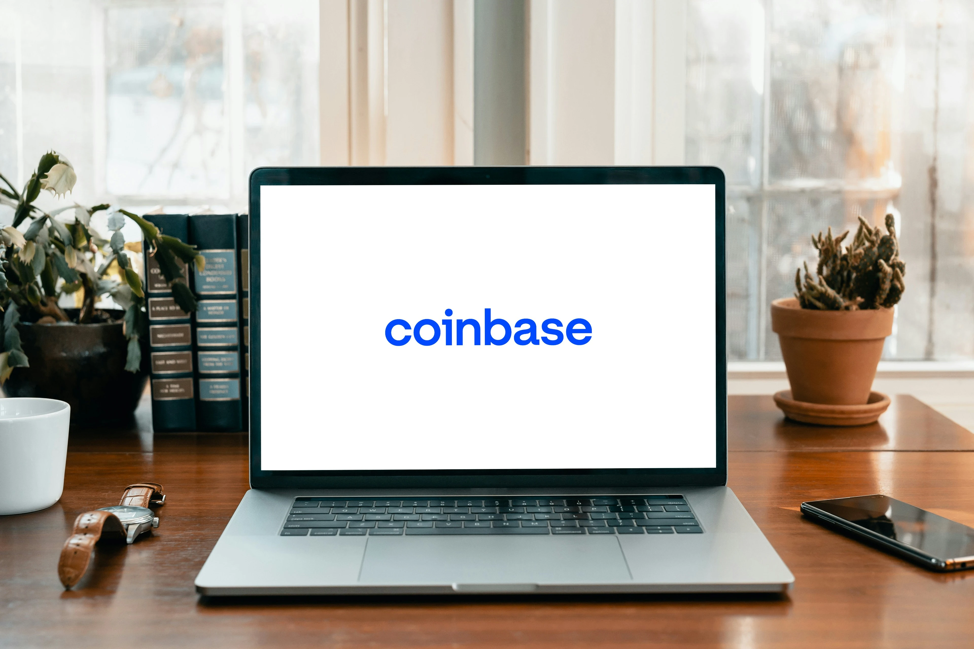 Mizuho обращает внимание, что доля Coinbase в совокупном объеме розничной торговли криптовалютой сократилась в пользу Robinhood / Фото: Unsplash/PiggyBank
