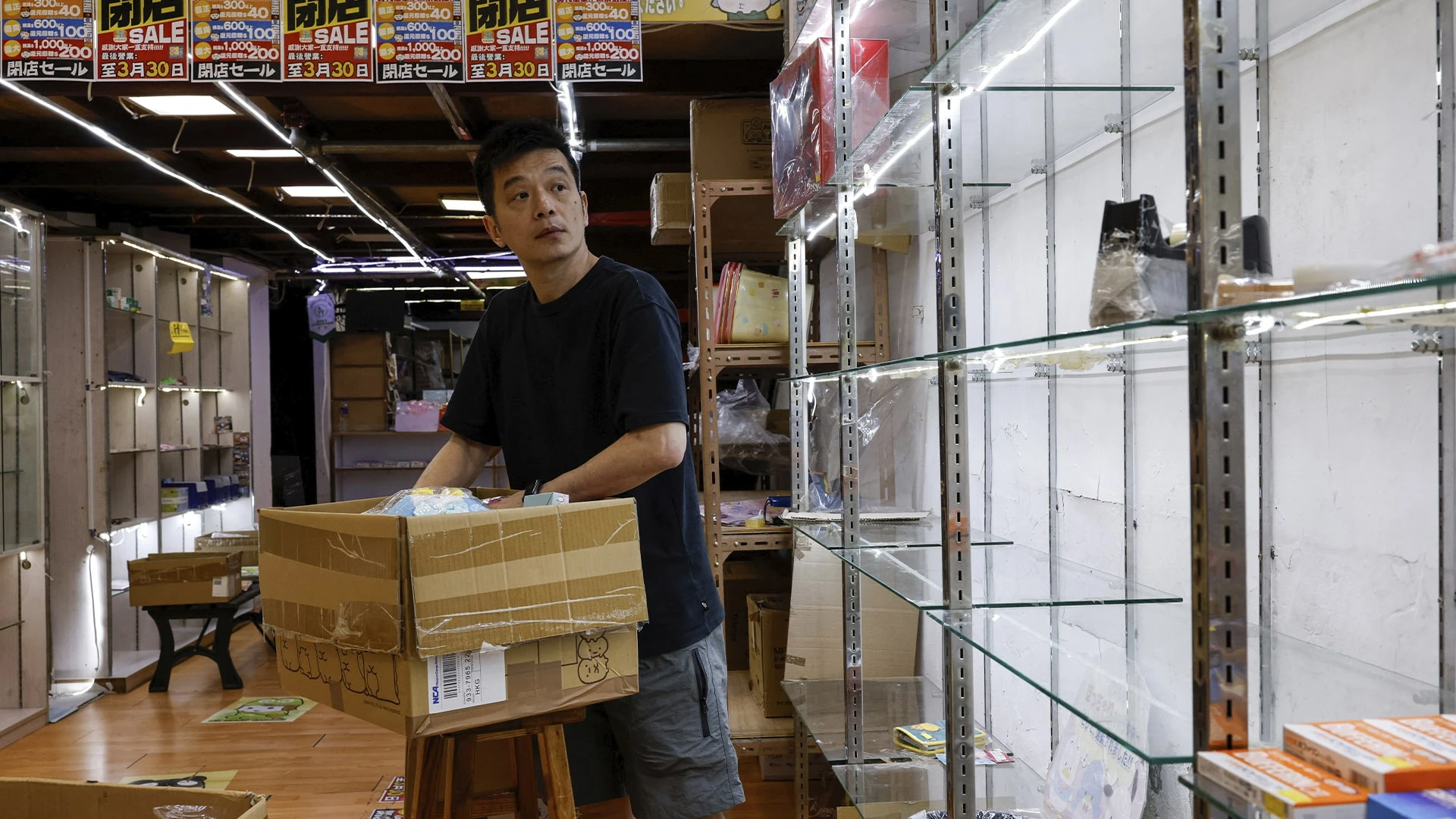 В Китае ухудшился потребительский спрос из-за замедления розничных продаж и инвестиций / REUTERS/Tyrone Siu, бильд-редактор: Аружан Махсотова