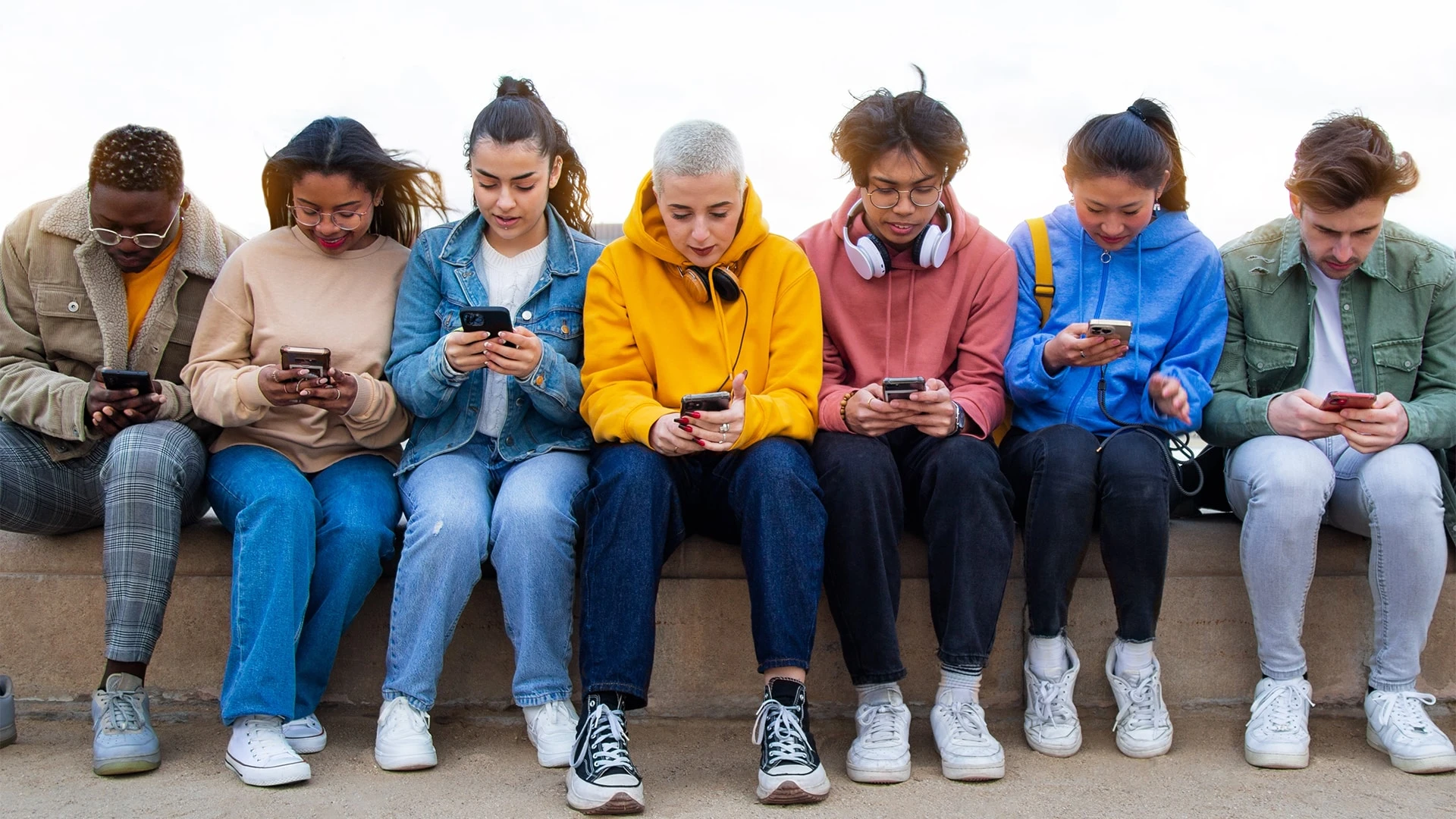 Каждый раз, когда вы скроллите ленту в поисках чего-то интересного, слушаете любимый подкаст, или смотрите, сколько лайков набрал ваш пост, вы получаете дофамин. Фото: shutterstock