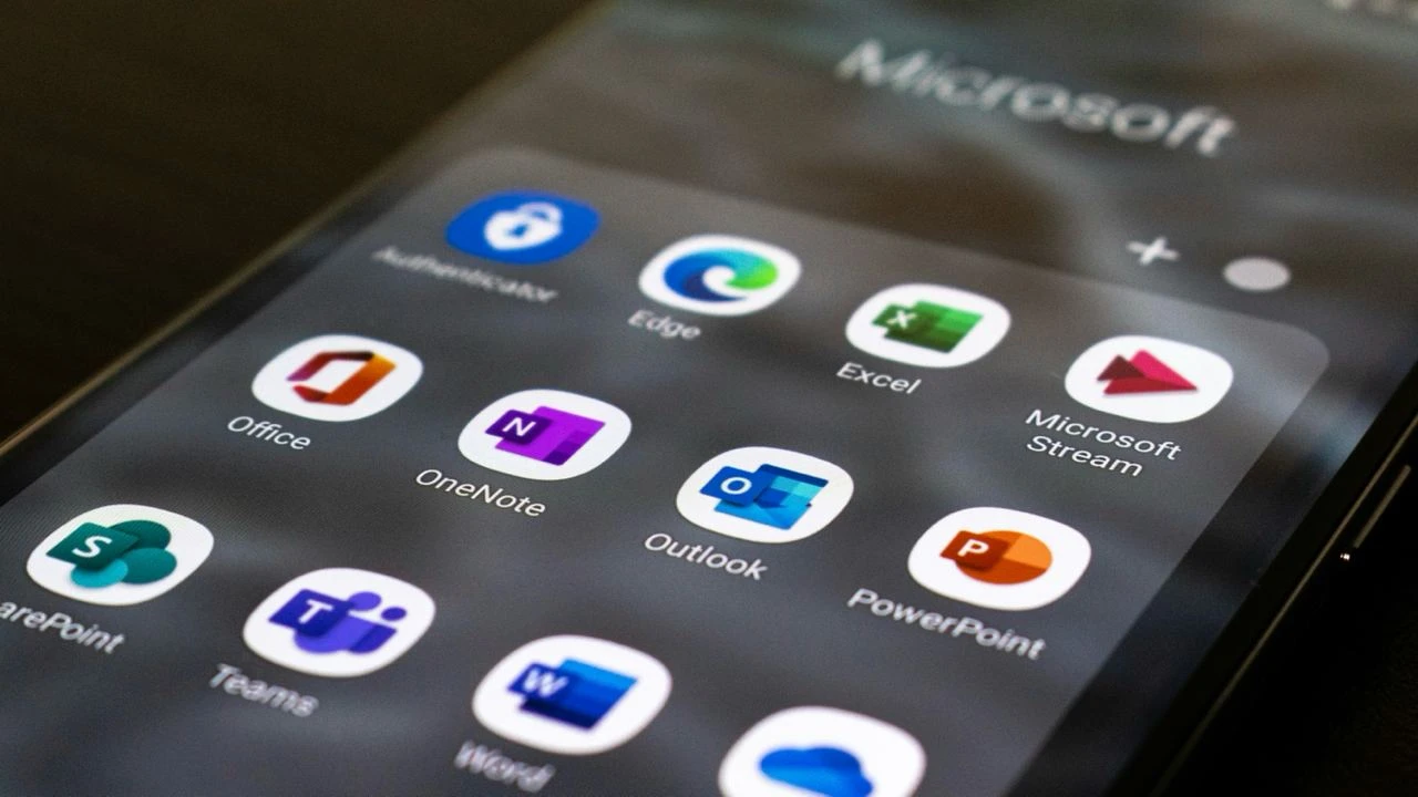 Google считает небезопасными офисные приложения Microsoft и предлагает свои в качестве альтернативы / Фото: Unsplash/Ed Hardie