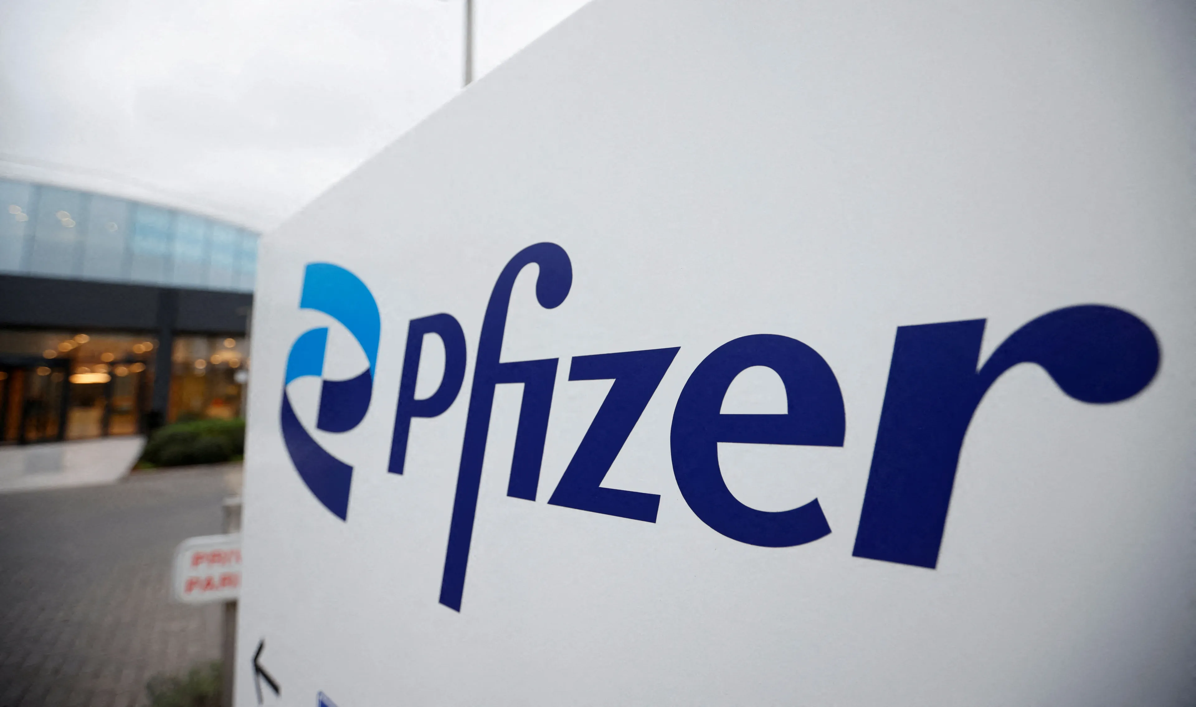 Pfizer рассчитывает сократить расходы на $1,5 млрд к концу 2027 года / Фото: Reuters/Johanna Geron