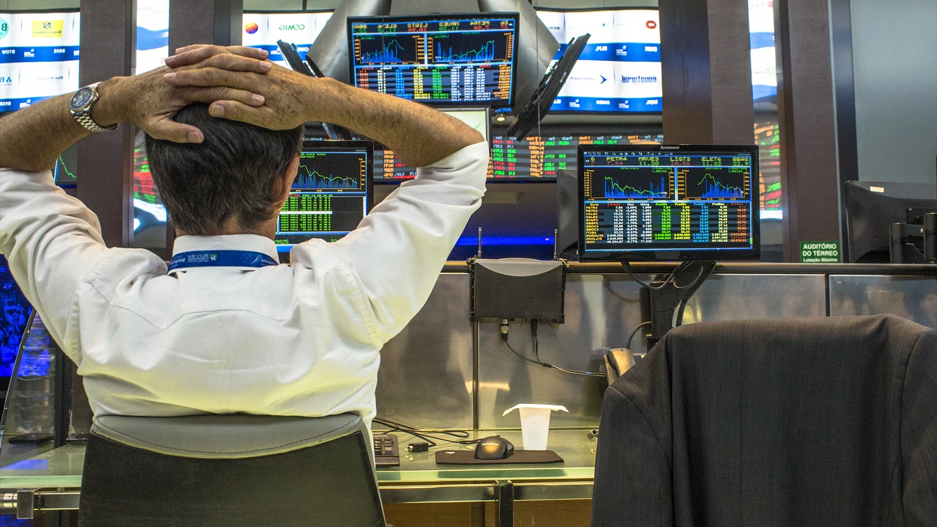 На Уолл-стрит вновь мрачные прогнозы: известные инвесторы заявляют то о риске стагфляции, то о неизбежности рецессии. Фото: Shutterstock