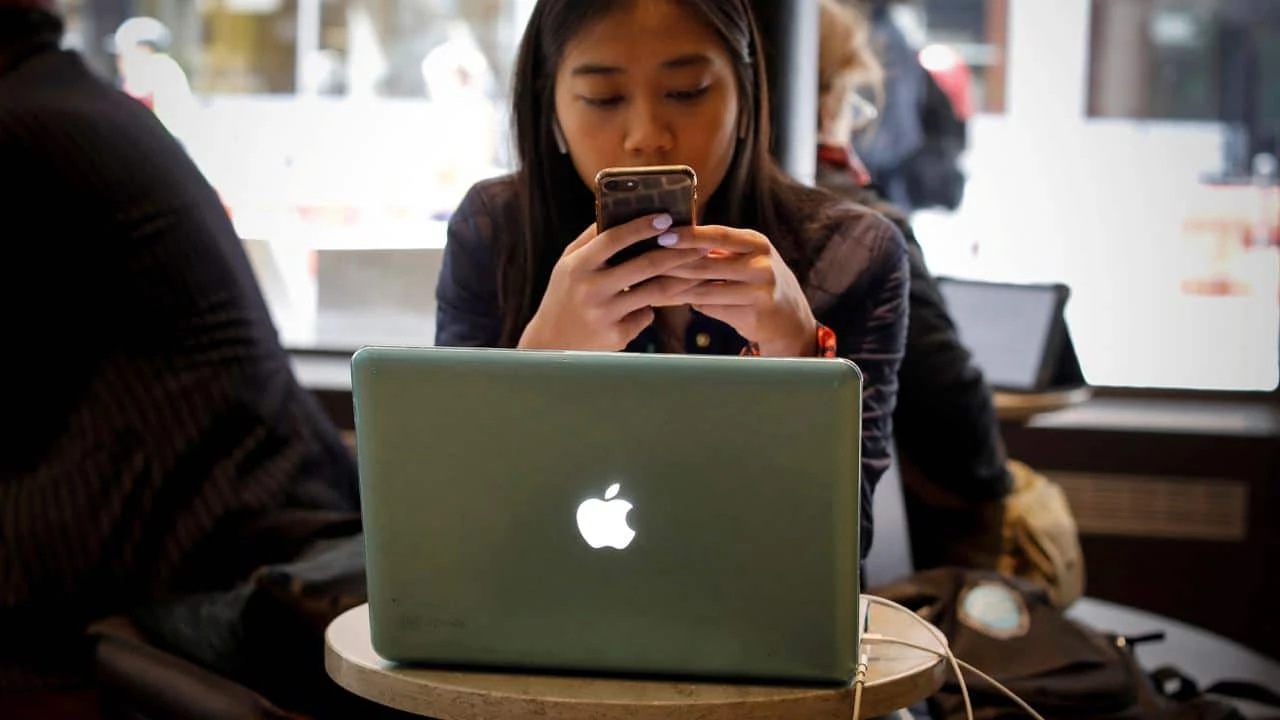 Поставки iPhone в Китае растут второй месяц подряд после падения в январе и феврале / Фото: Reuters/Mike Segar