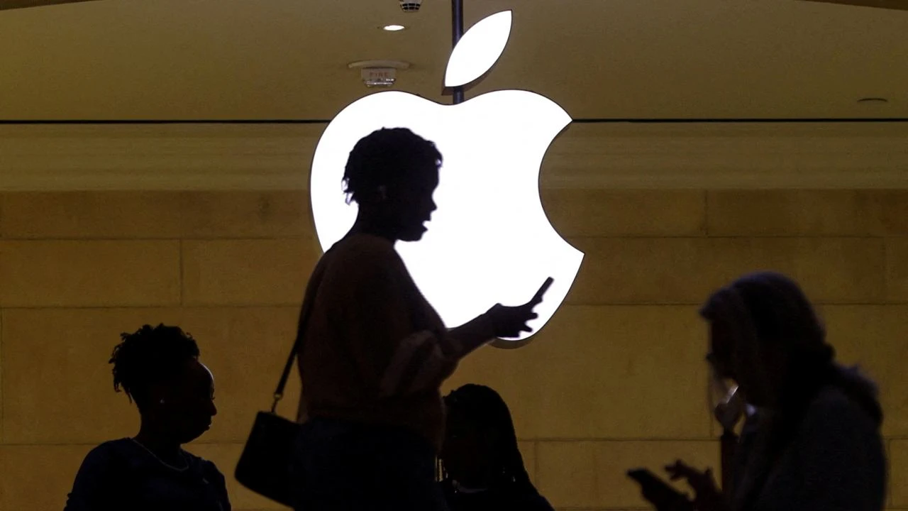 Apple надеется, что ИИ поможет ей оживить продажи гаджетов / Фото: Reuters/Mike Segar