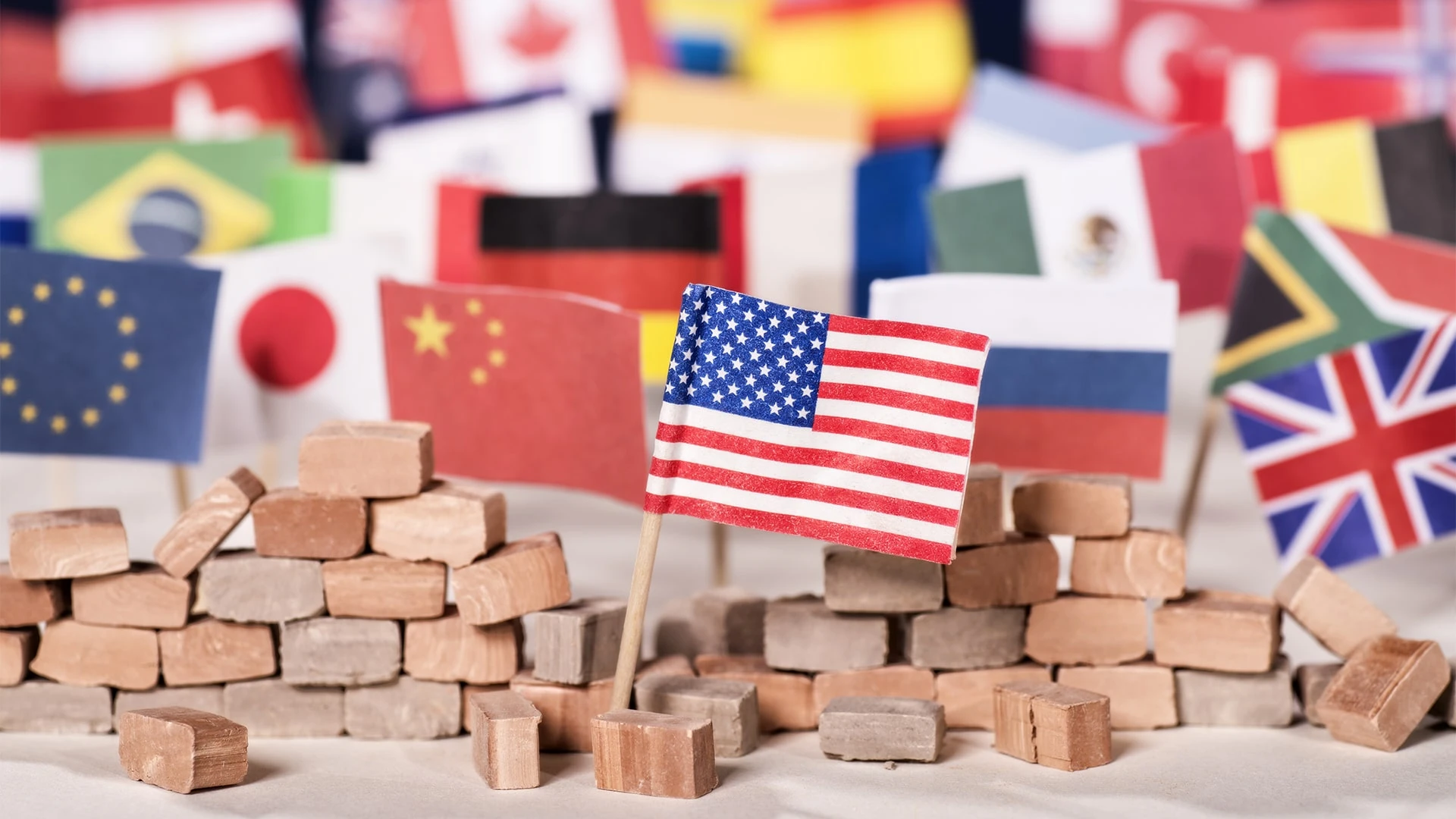 Страны вводят ограничения на торговлю и инвестиции, чтобы не допустить попадания передовых товаров и технологий в руки геополитических противников / shutterstock.