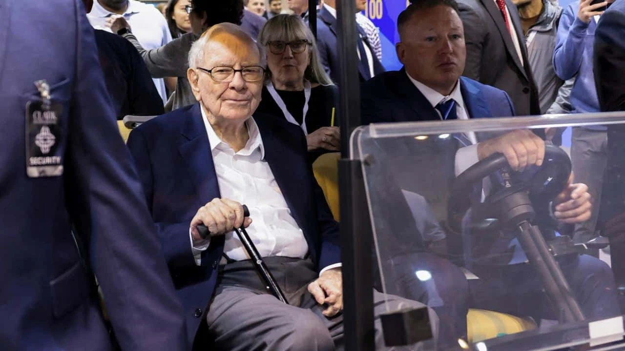 Уоррен Баффет — крупнейший акционер Berkshire Hathaway: его состояние напрямую зависит от стоимости бумаг / Фото: Reuters/Scott Morgan