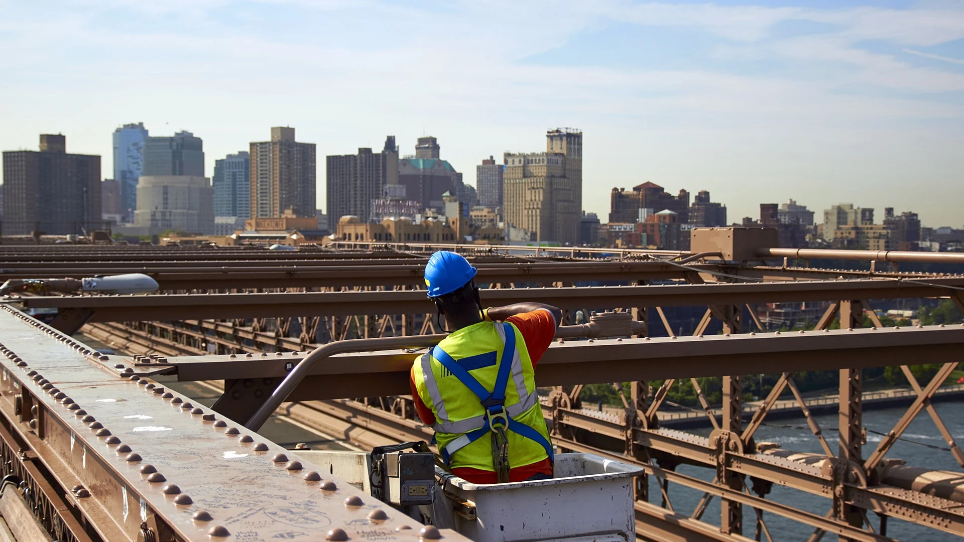 От восстановления баланса на рынке труда во многом зависит переход ФРС к снижению ставки / Фото: Shutterstock