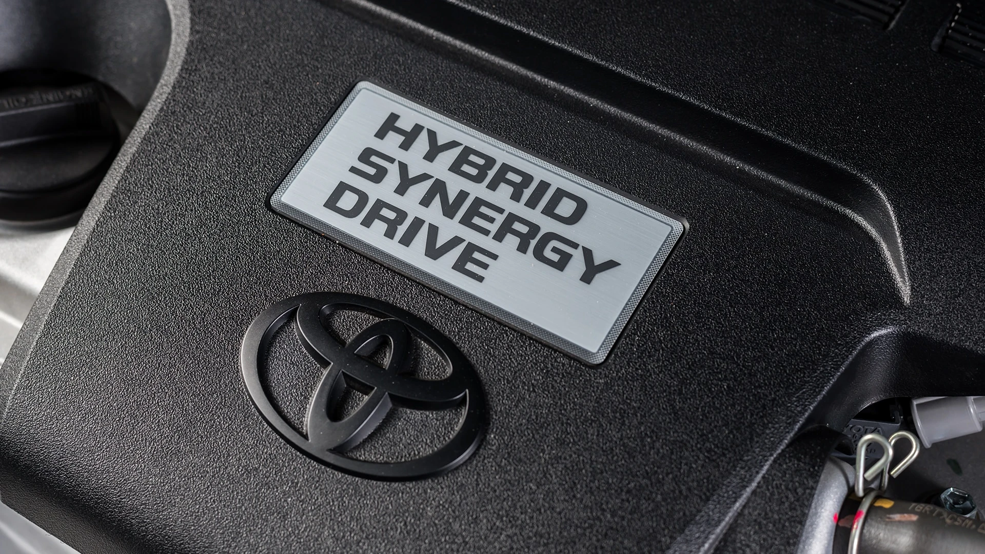 Диверсификация Toyota оправдалась, поскольку глобальные продажи электромобилей застопорились, и клиенты начали выбирать гибриды как альтернативу. Фото: Shutterstock