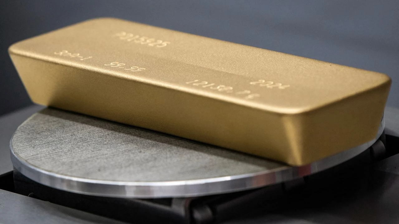 Цена золота упала из-за статистики рабочих мест в США и внезапной паузы в закупках драгметалла Китаем / Фото: Reuters/Alexander Manzyuk