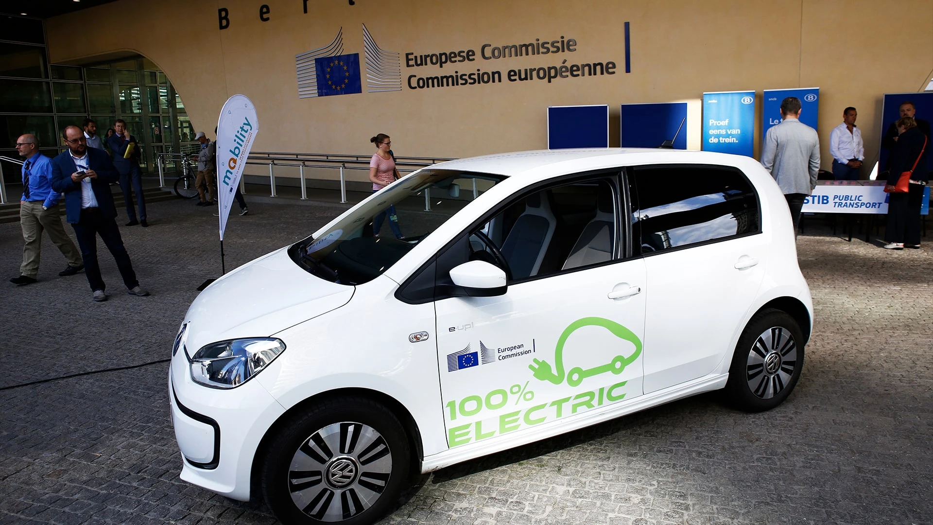 Электромобиль перед офисом Еврокомиссии в Брюсселе / Фото: Shutterstock