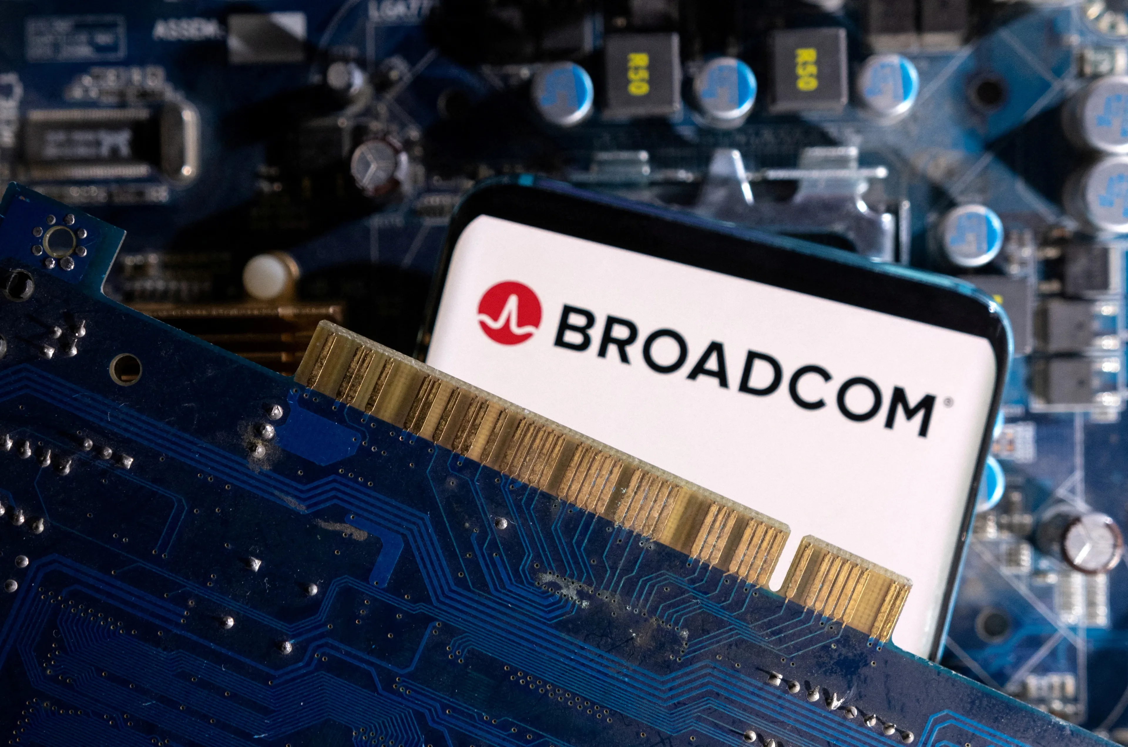 Консенсус-прогноз Уолл-стрит по цене на акции производителя чипов Broadcom за неделю вырос с $1569,53 до $1835,03 / Фото: Reuters/Dado Ruvic/