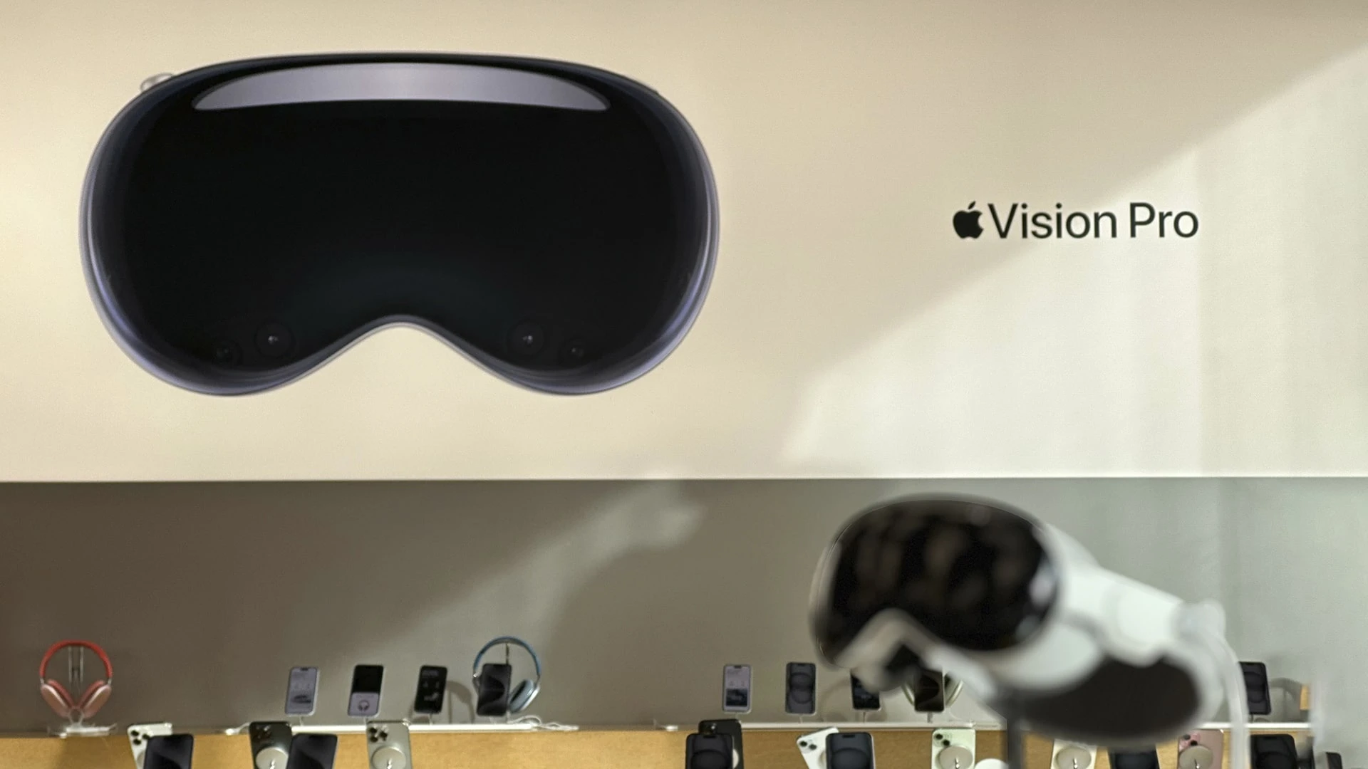 Первая VR-гарнитура Apple Vision Pro по цене $3,5 тыс. оказалась слишком дорогой  Фото: Shutterstock
