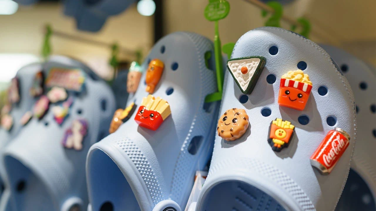 Аналитики BofA считают, что акции Crocs могут вырасти на 17% / Фото: Shutterstock