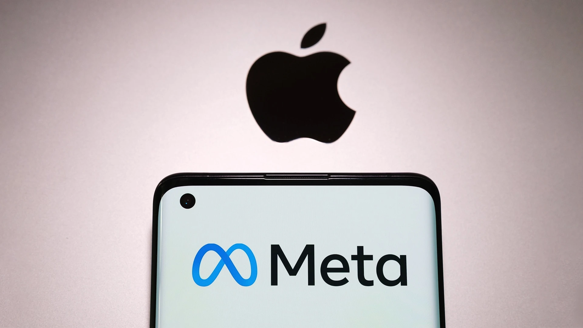 Конфликтующие на протяжении многих лет Apple и Meta могут стать партнерами в сфере ИИ / Фото: Shutterstock