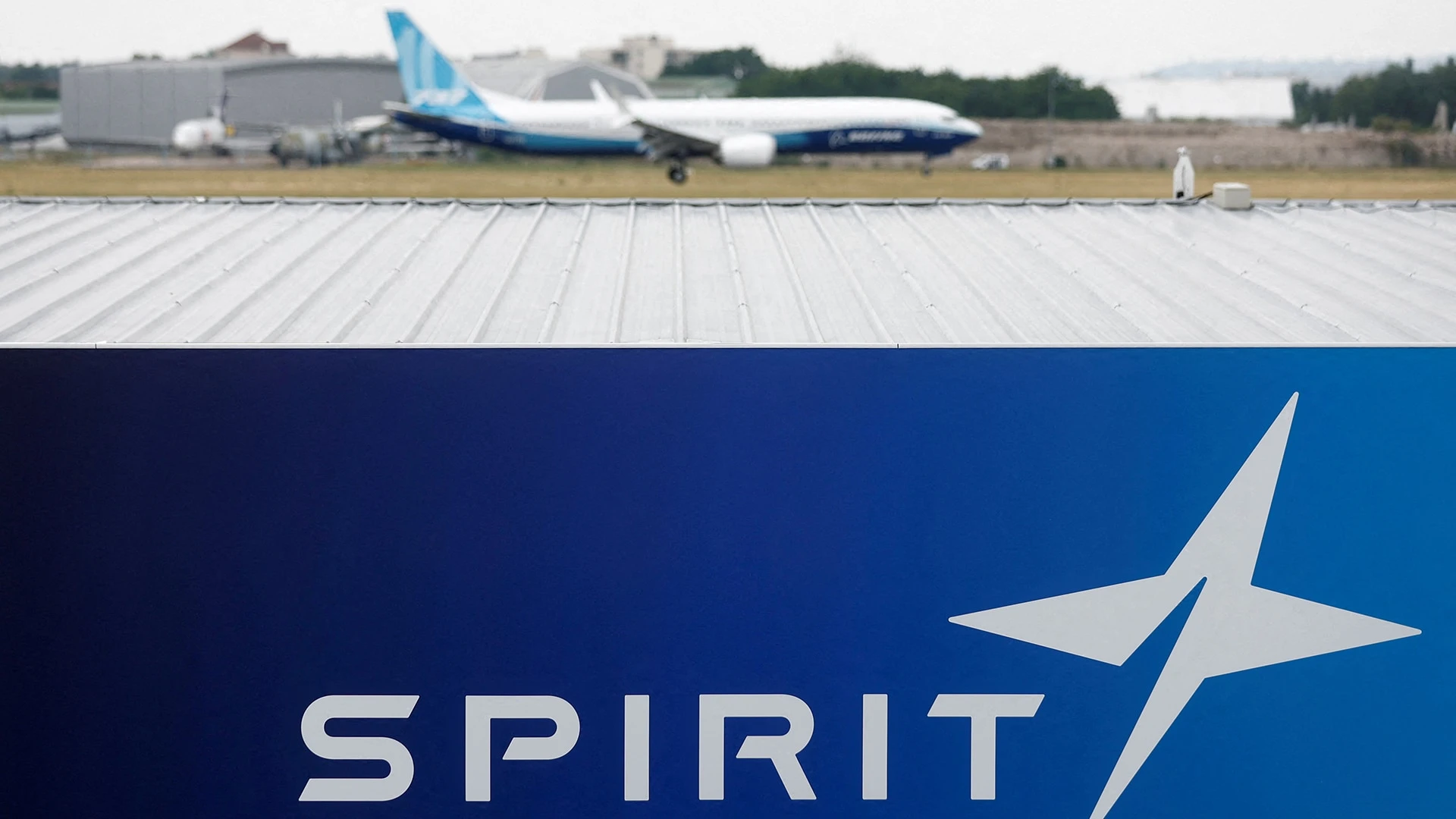Boeing 737 MAX приземляется на фоне логотипа Spirit AeroSystems во время показа на парижском авиасалоне в Ле-Бурже / Фото: Reuters/Benoit Tessier