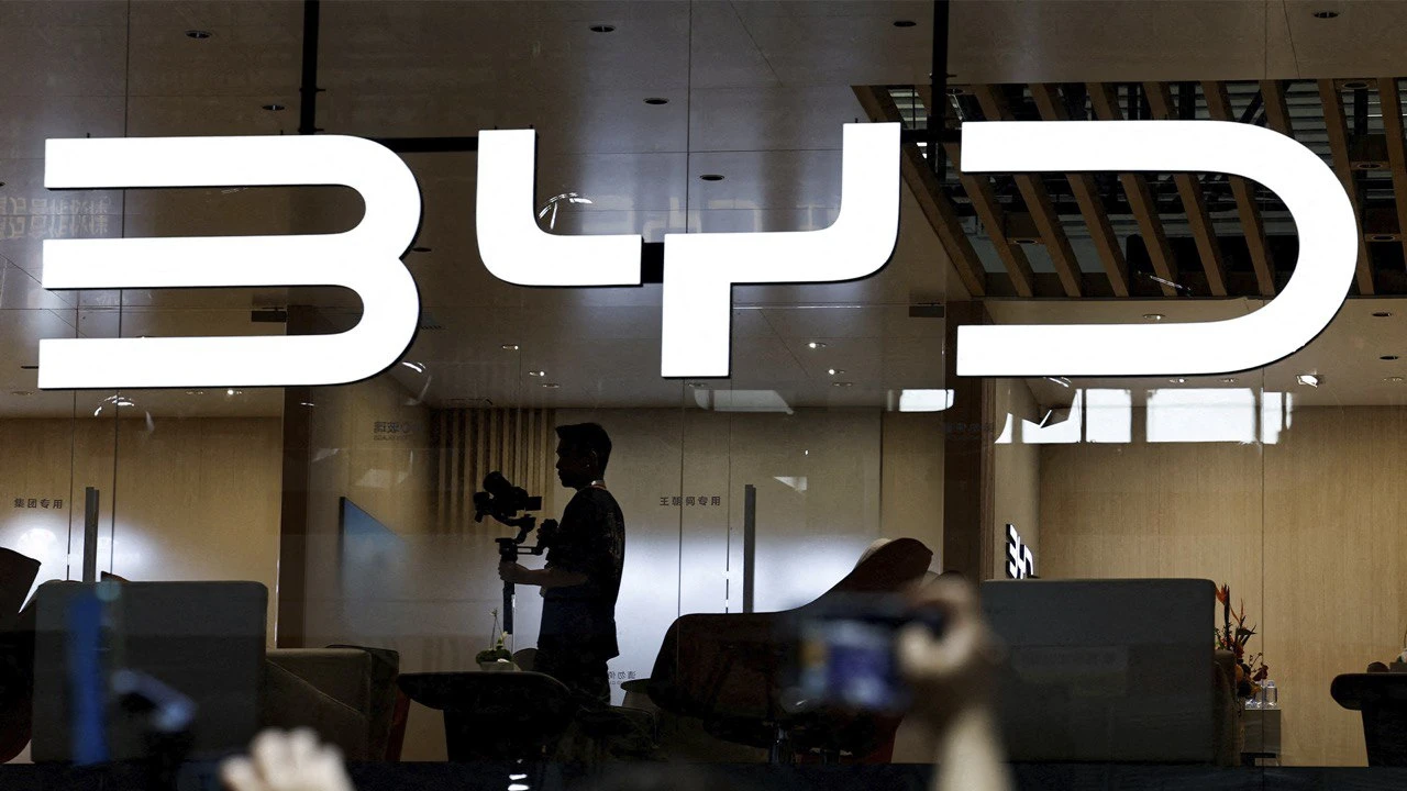 Китайская BYD может стать лидером по производству и продажам электромобилей в этом году / фото: Reuters/Tingshu Wang