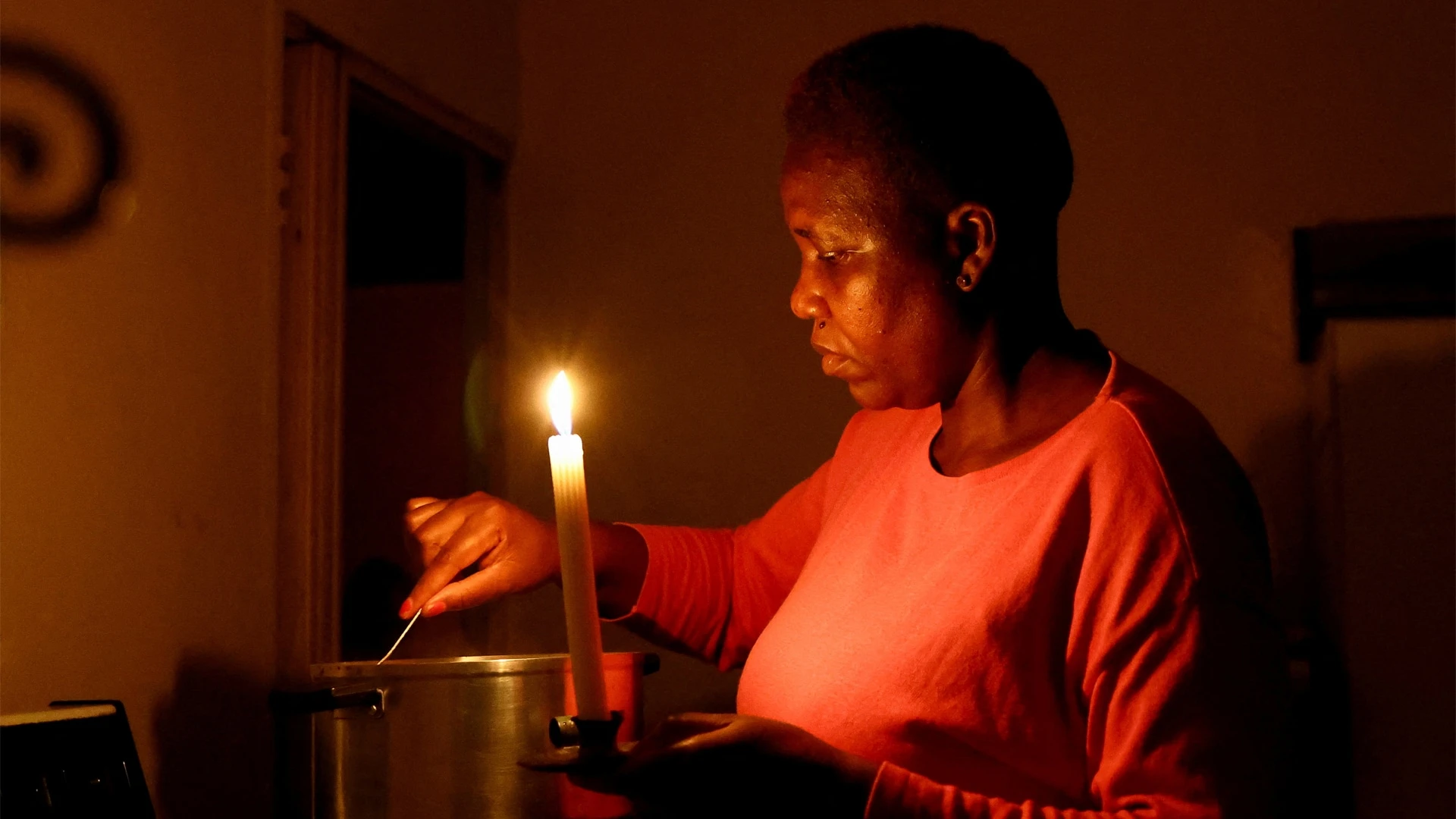 В ЮАР многочасовые отключения электричества - обычное дело. Фото: REUTERS/Siphiwe Sibeko