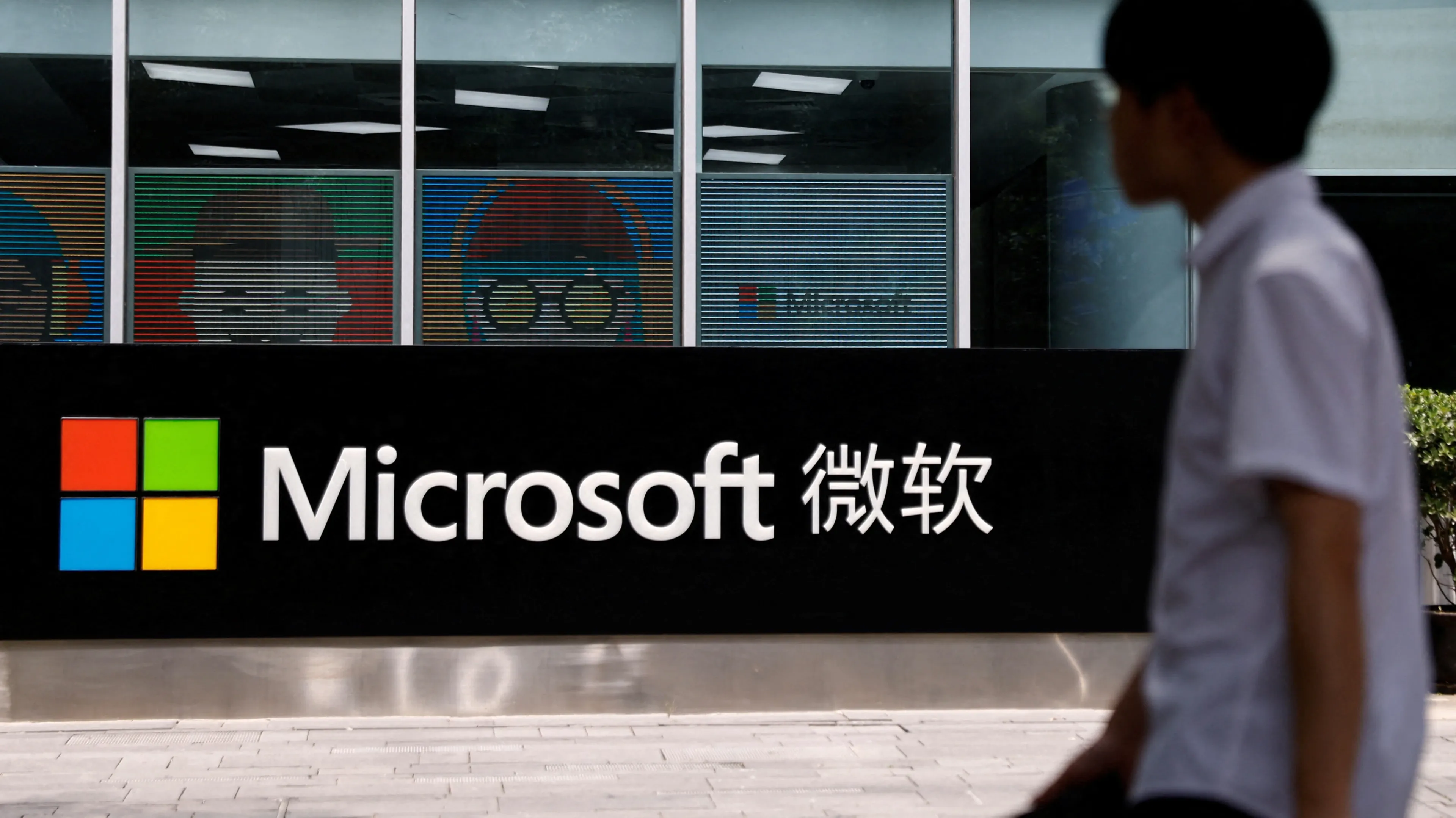 Логотип Microsoft на фасаде офиса корпорации в Пекине / Фото: Reuters/Tingshu Wang
