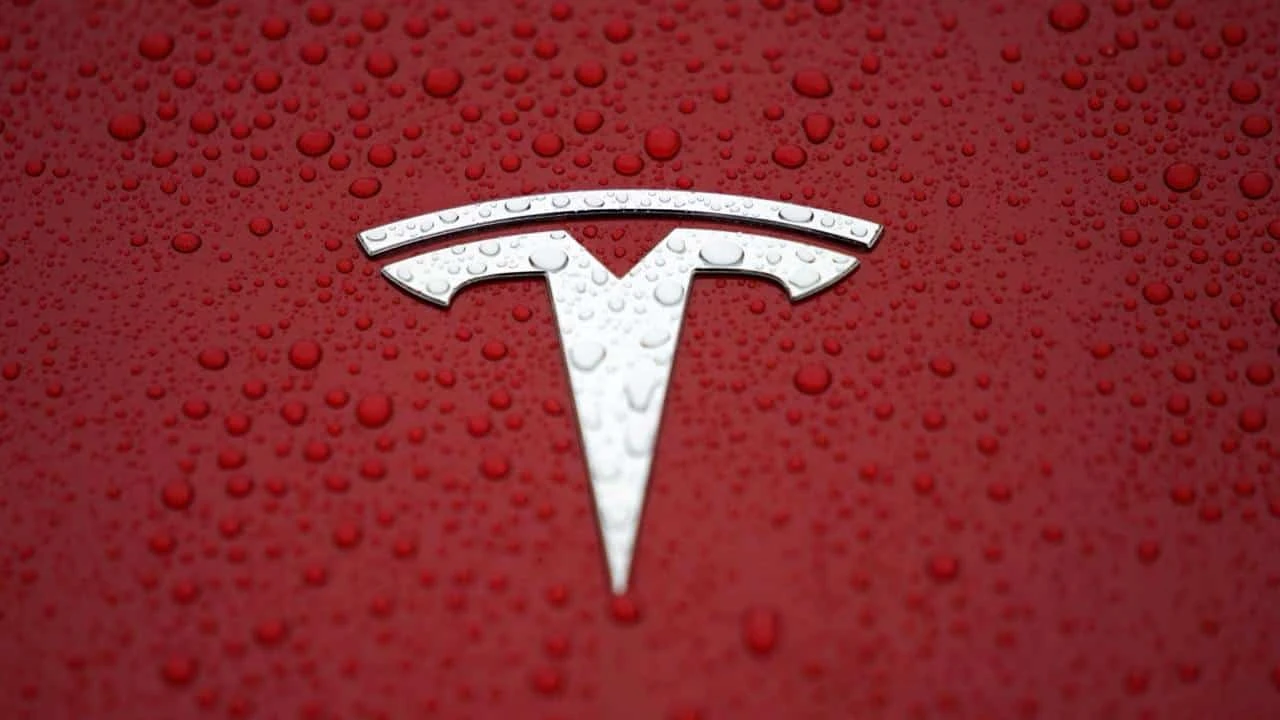 Акции Tesla росли на протяжении 11 дней подряд, пока Bloomberg не сообщил о переносе презентации роботакси / Фото: Reuters/Aly Song