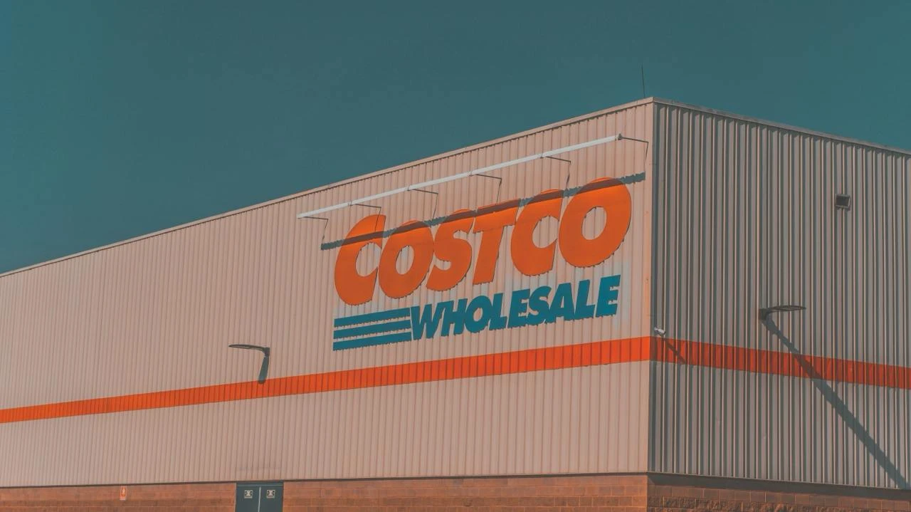 Инвесторы, в отличие от аналитиков, не обрадовались повышению Costco членских взносов / фото: Unsplash/Omar Abascal
