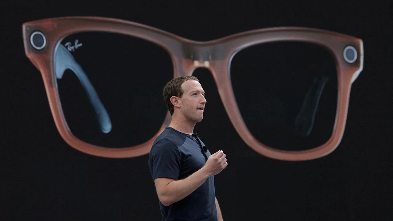 Умные очки имеют большое значение в стратегии Meta, поэтому ее глава Марк Цукерберг хочет укрепить отношения с Ray-Ban, считает WSJ / Фото: Reuters/Carlos Barria